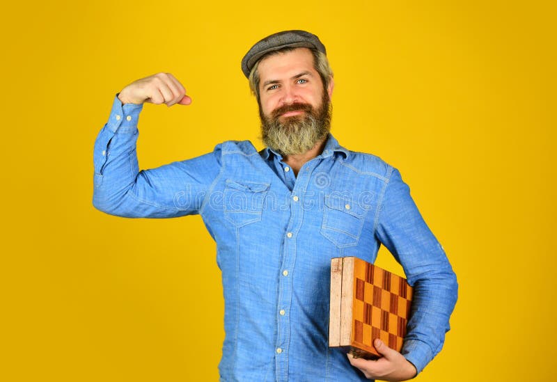 La Concurrence D'échecs Du Professeur. Concept De Stratégie De Jeu. Jeu De  Société. Homme Jouer Aux échecs. Hippie Barbu Intellige Photo stock - Image  du professionnalisme, accomplissement: 182230508