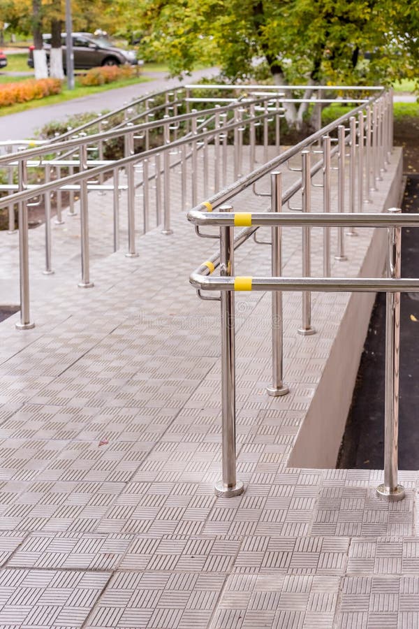 Concret-Rampenweise mit Edelstahlhandlauf für Stützrollstuhlbehinderter Stellen Sie schützende Schablone und die Pille gegenüber, stockbilder Concret-Rampenweise mit Edelstahlhandlauf für Stützrollstuhlbehinderter Stellen Sie schützende Schablone und die Pille gegenüber, stockbilder