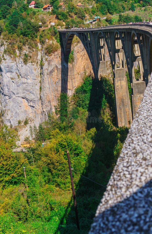 Concrete boogbrug durdevitsa-Tara over de Tara riviercanion in Montenegro September 2018 royalty-vrije stock afbeelding Concrete boogbrug durdevitsa-Tara over de Tara riviercanion in Montenegro September 2018 royalty-vrije stock afbeelding