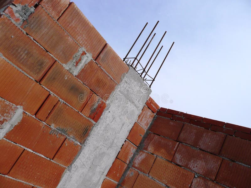 Concrete bouwwerf met Bakstenen muur