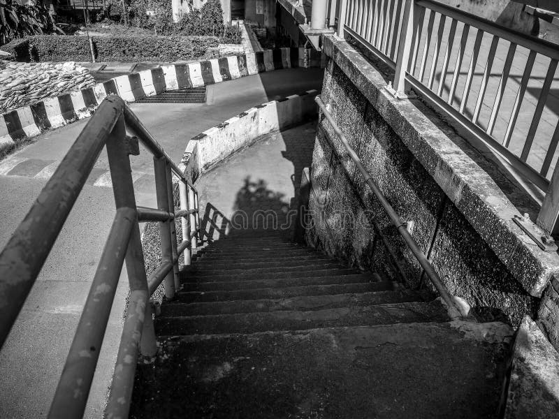 Concrete trede aan onder de brug, zwart-witte foto royalty-vrije stock afbeelding Concrete trede aan onder de brug, zwart-witte foto royalty-vrije stock afbeelding