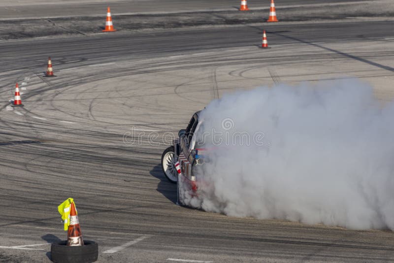 Concurrence de dérive de course de voiture sur une voie. Courses d'automobiles de dérive avec le conte couvert dans un nuage du caoutchouc brûlant de pneu