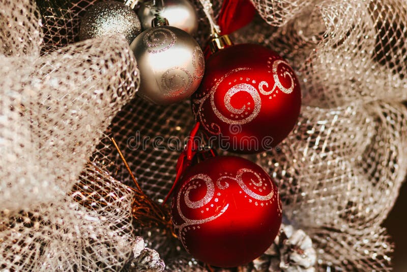 Condecoração festiva com bolas vermelhas e prateadas foto de stock royalty free Condecoração festiva com bolas vermelhas e prateadas foto de stock royalty free