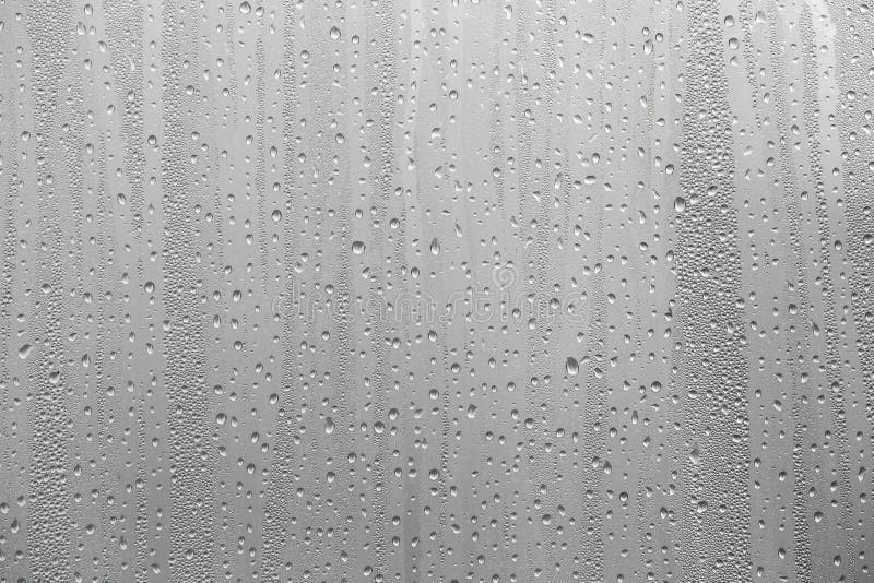 Condensazione dell'acqua del primo piano sul fondo di vetro di finestra