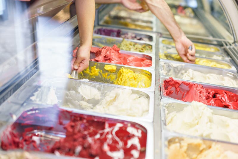 El Sistema De Helado Colorido Se Pega Con La Lista Escrita De Temas