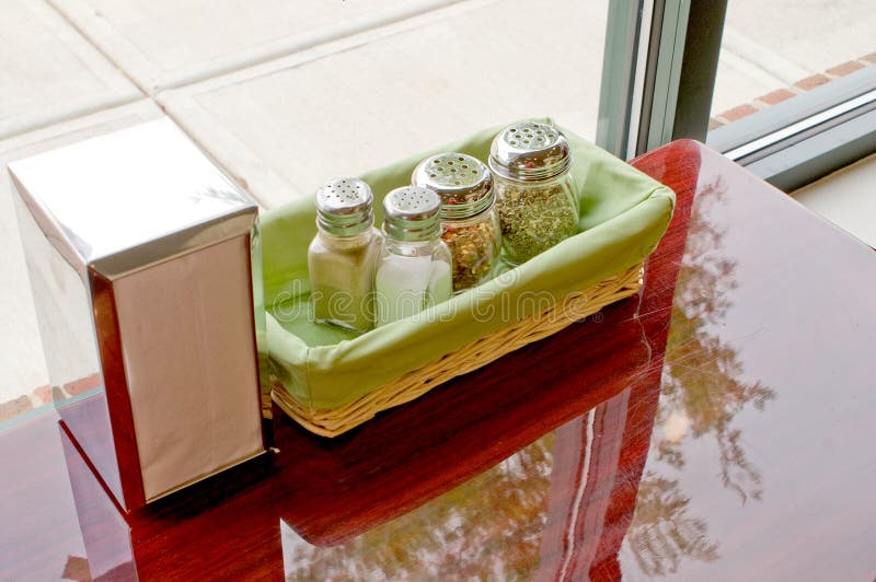 Condiments de restaurant image stock. Image du café, secoueurs 5193681