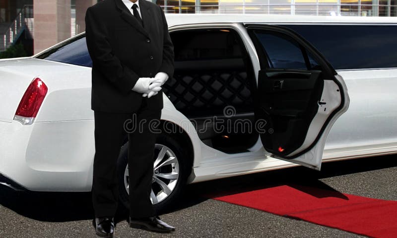 Condizione dell'autista accanto alla porta di automobile aperta con tappeto rosso