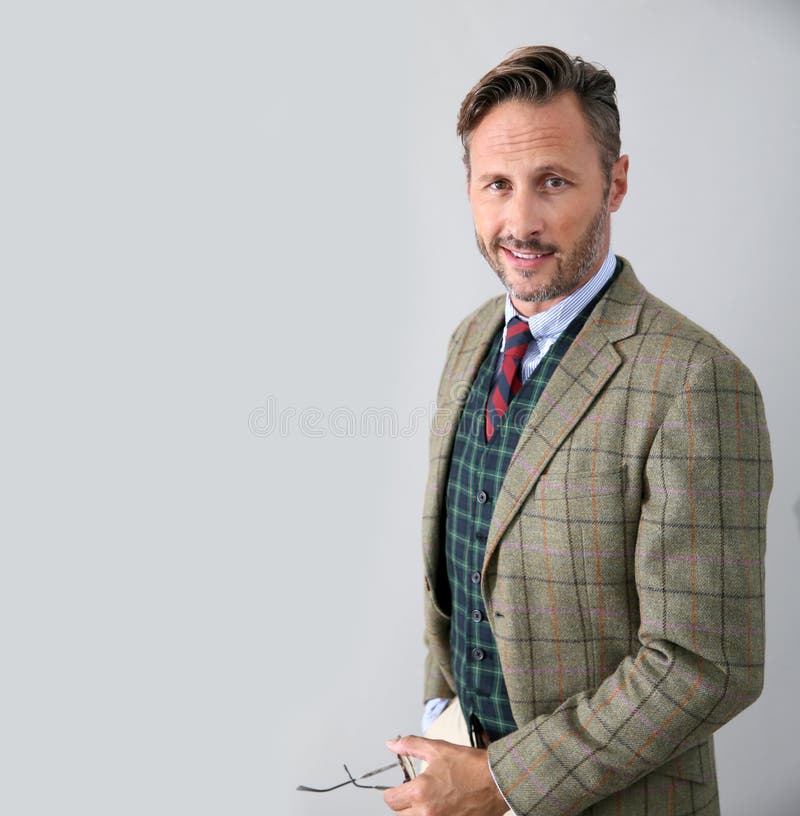 Crisi Di Mezza Età Uomo E Tradimento Condizione Di Mezza Età Alla Moda Dell'uomo Immagine Stock - Immagine