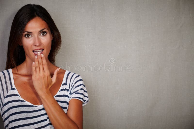 Condizione femminile colpita contro il fondo grigio immagini stock Condizione femminile colpita contro il fondo grigio immagini stock