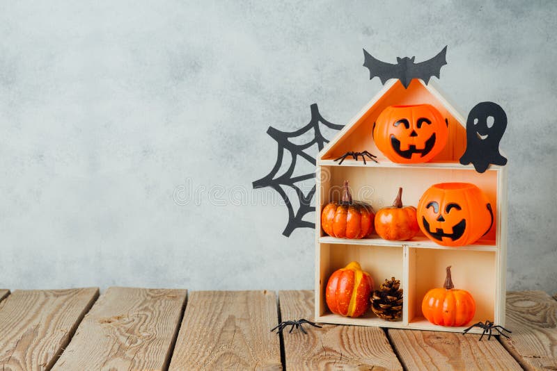 Condizione festiva di Halloween con jack o lanterna, decorazioni di case e zucche su tavoli di legno immagine stock libera da diritti Condizione festiva di Halloween con jack o lanterna, decorazioni di case e zucche su tavoli di legno immagine stock libera da diritti