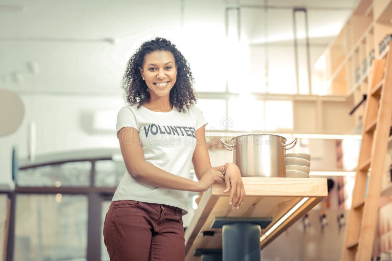 Condizione piacevole contentissima della donna nella cucina fotografia stock libera da diritti Condizione piacevole contentissima della donna nella cucina fotografia stock libera da diritti