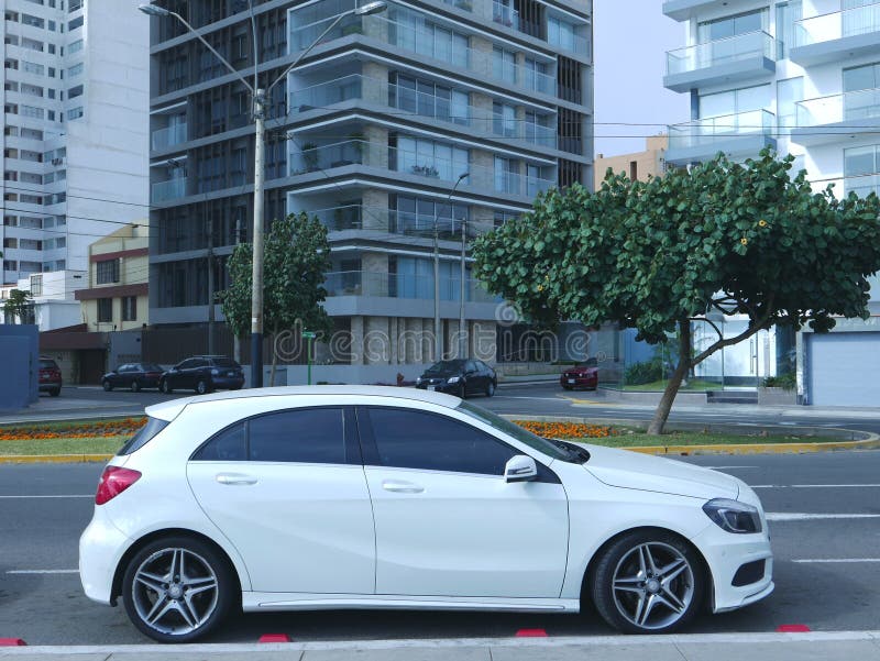 Condição de hortelã branca Mercedes-Benz A 200 em Lima fotos de stock Condição de hortelã branca Mercedes-Benz A 200 em Lima fotos de stock
