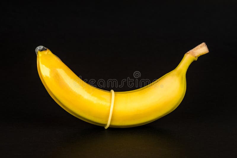 Condoom en banaan op zwarte achtergrond royalty-vrije stock fotografie Condoom en banaan op zwarte achtergrond royalty-vrije stock fotografie