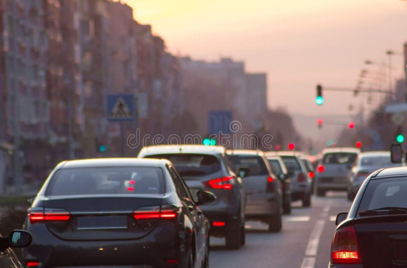 Conducción de automóviles en el atasco de la calle de la ciudad