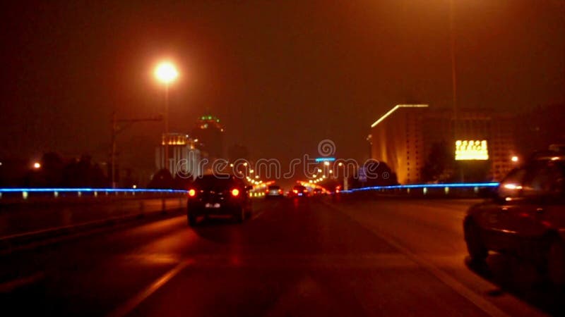 Conducción de la calle en la noche de Pekín, China