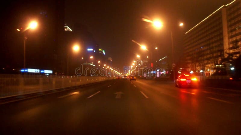 Conducción de la calle en la noche de Pekín, China