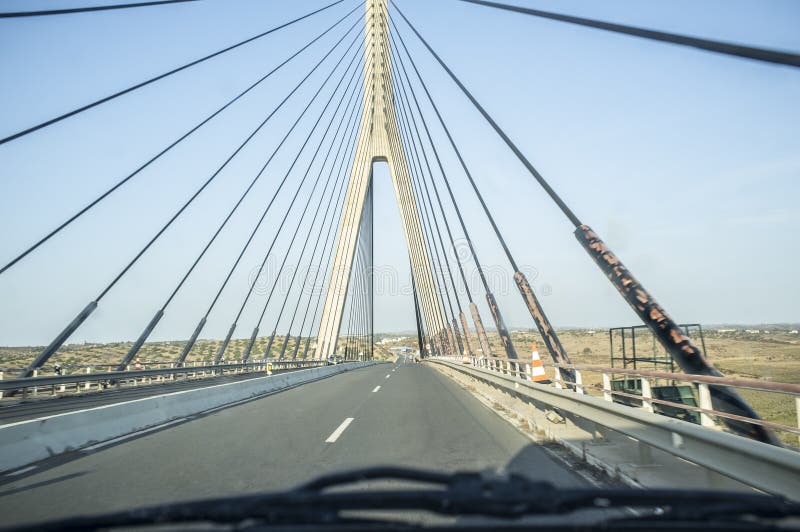 Conducción del coche a lo largo del puente del International de Guadiana fotos de archivo libres de regalías Conducción del coche a lo largo del puente del International de Guadiana fotos de archivo libres de regalías