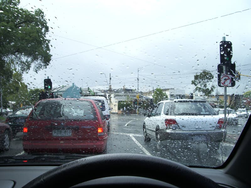 Conducción en la lluvia imágenes de archivo libres de regalías Conducción en la lluvia imágenes de archivo libres de regalías
