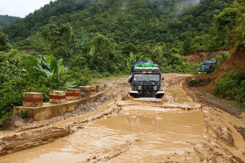 Conducción extrema a través de Chin State, Myanmar imagenes de archivo