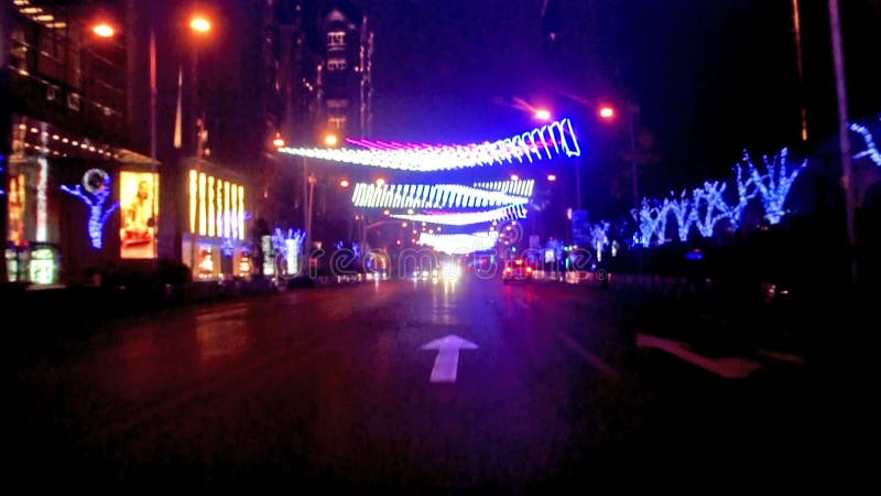 Conduciendo a lo largo de la avenida del este famosa de Chang'an en la noche de Pekín, China