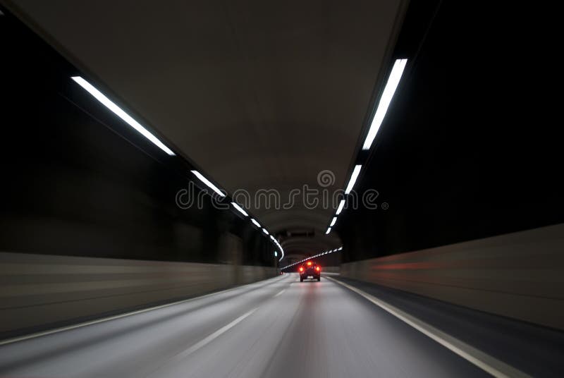 Conduciendo un coche rápidamente fotografía de archivo Conduciendo un coche rápidamente fotografía de archivo