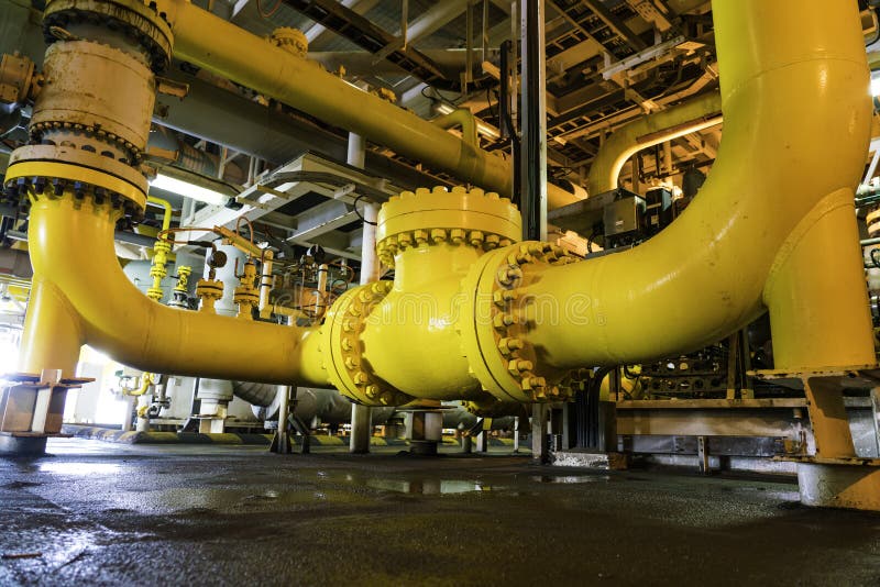 Conducte și supape mari de petrol sunt utilizate în industria offshore de petrol și gaze naturale. royalty free stock photos