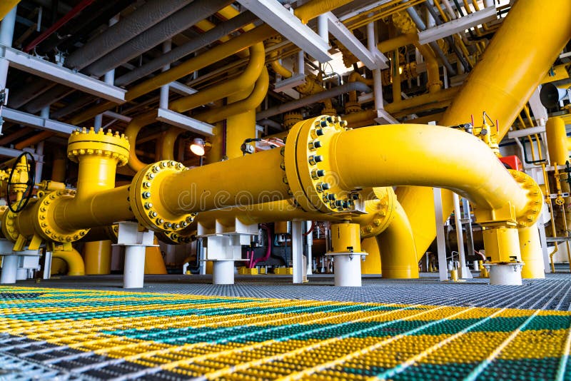Conducte și supape mari de petrol sunt utilizate în industria offshore de petrol și gaze naturale. royalty free stock image