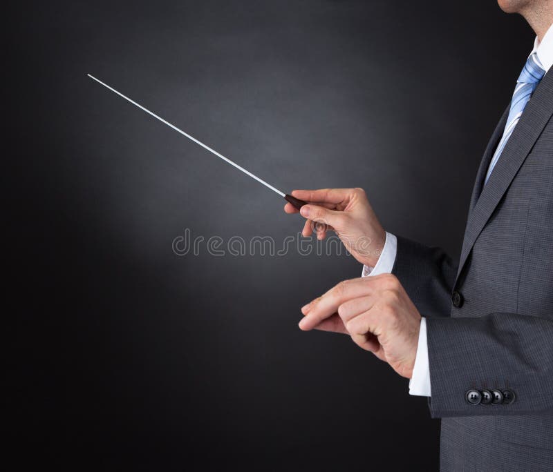 Conducteur d'orchestre tenant le bâton photographie stock Conducteur d'orchestre tenant le bâton photographie stock