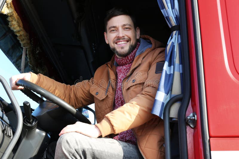 Conducteur dans la carlingue du grand camion photo libre de droits Conducteur dans la carlingue du grand camion photo libre de droits
