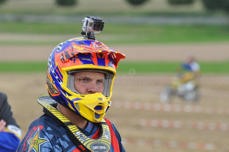 Conducteur de motocross avec l'appareil-photo monté de casque image libre de droits Conducteur de motocross avec l'appareil-photo monté de casque image libre de droits