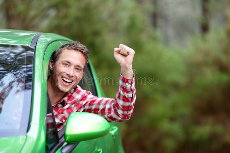 Conducteur de voiture électrique vert de combustible organique d'énergie heureux photo stock Conducteur de voiture électrique vert de combustible organique d'énergie heureux photo stock