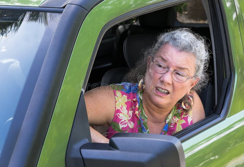 Conducteur supérieur fâché de femme avec rage de route photos stock Conducteur supérieur fâché de femme avec rage de route photos stock