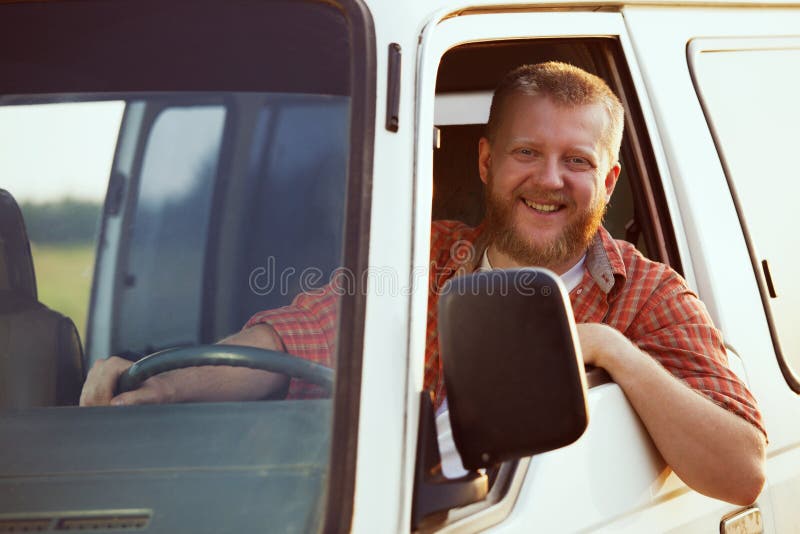 Conductor alegre en la rueda de su coche imagen de archivo