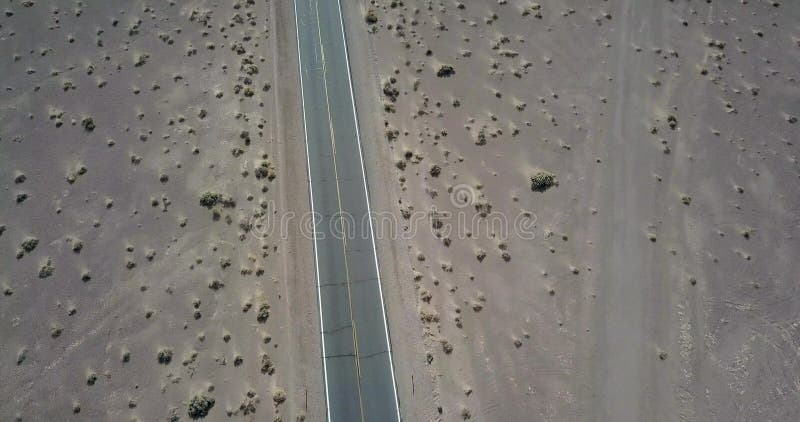 Conduire la voiture foncée de SUV sur la route dans Death Valley aux Etats-Unis