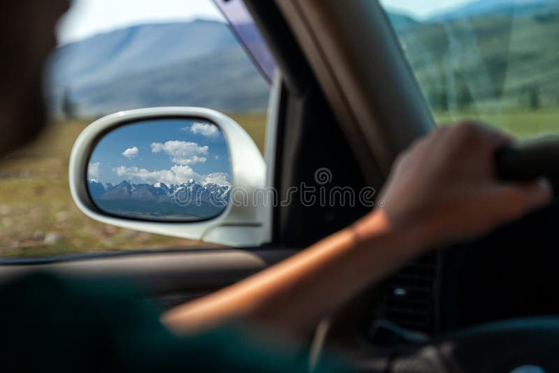 Conduire la voiture sur la route de montagne photo libre de droits Conduire la voiture sur la route de montagne photo libre de droits