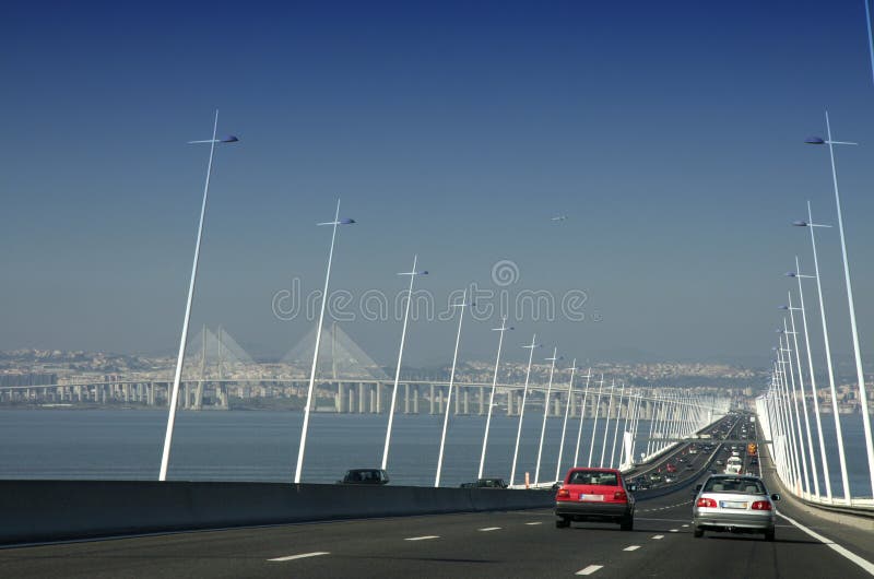 Conduisant le long de la voiture Vasco da Gama Bridge photographie stock libre de droits