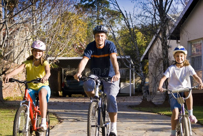 promenade en famille sur une grande bicyclette toutain