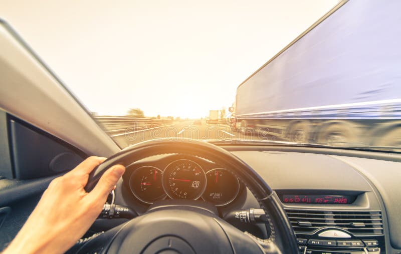 Conduite de sport sur l'autoroute photographie stock Conduite de sport sur l'autoroute photographie stock
