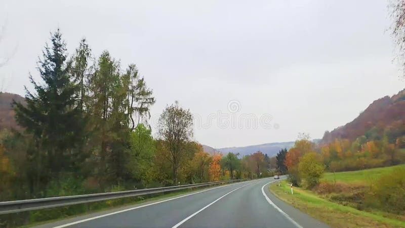 Conduite sur une route tzech de montagne avec asphalte noir en automne. banque de vidéos