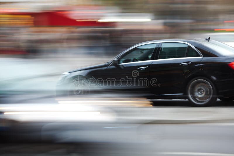 Condurre automobile nel traffico di città fotografie stock Condurre automobile nel traffico di città fotografie stock