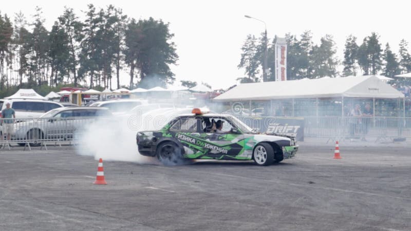 Condutor profissional de veículos a motor. carro de corrida com fumo grosso de pneus queimados. queima de carro de corrida. por te