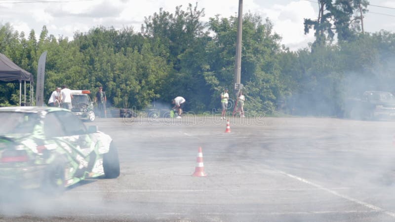 Condutor profissional de veículos a motor. carro de corrida com fumo grosso de pneus queimados. queima de carro de corrida. por te