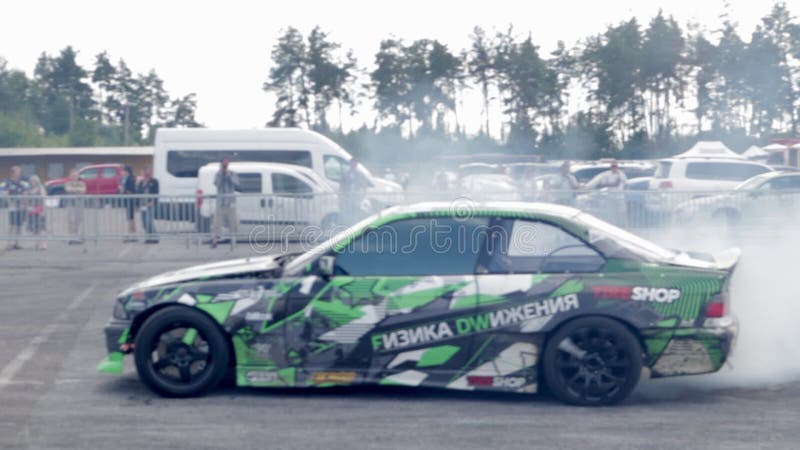 Condutor profissional de veículos a motor. carro de corrida com fumo grosso de pneus queimados. queima de carro de corrida. por te