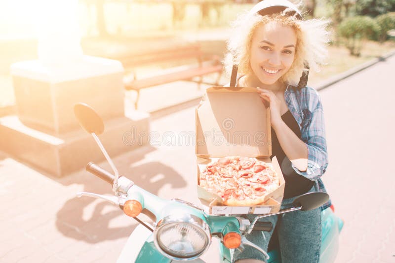 Conduttore di pizza con scatole di pizza Consegnante di pizza con scatola con pizza fotografia stock Conduttore di pizza con scatole di pizza Consegnante di pizza con scatola con pizza fotografia stock