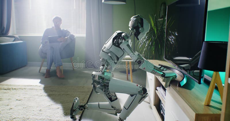 Condutture di polveri di una governante robotica vicino al proprietario archivi video
