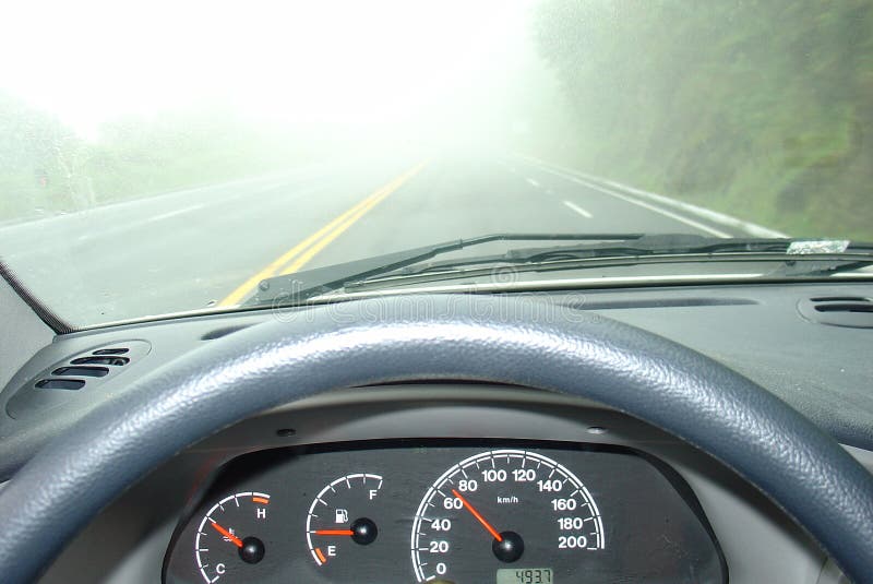Condução em uma névoa foto de stock royalty free Condução em uma névoa foto de stock royalty free