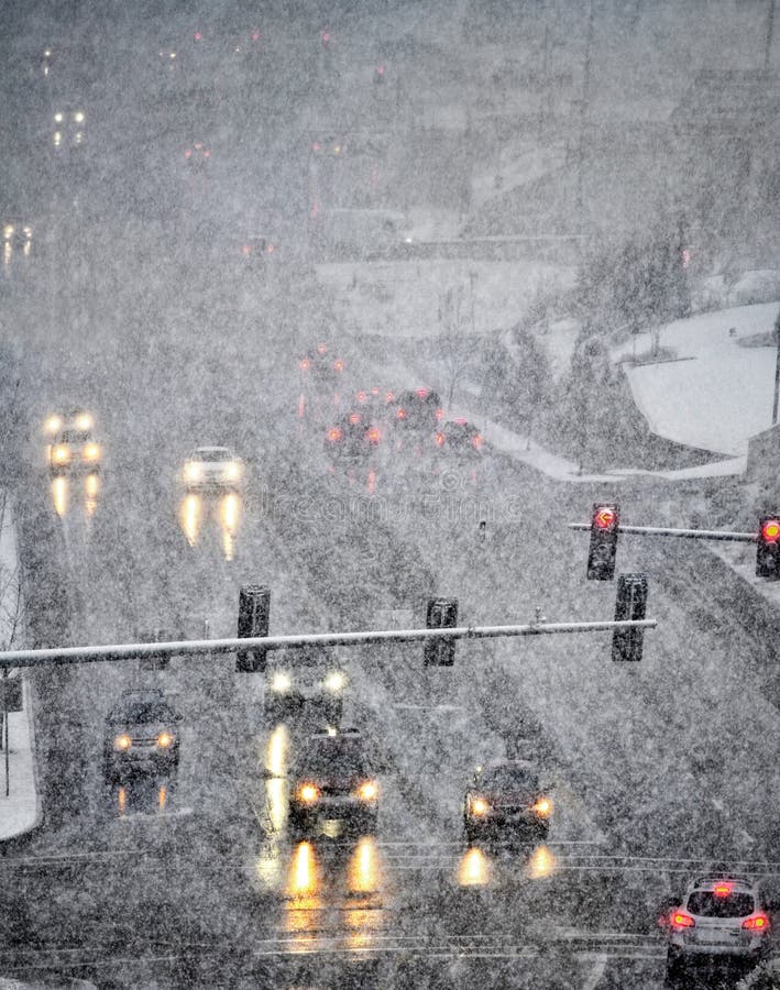 Conduzir durante uma forte tempestade de neve na cidade imagem de stock