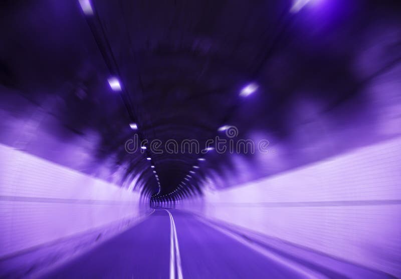 Condução rapidamente no túnel imagens de stock royalty free Condução rapidamente no túnel imagens de stock royalty free