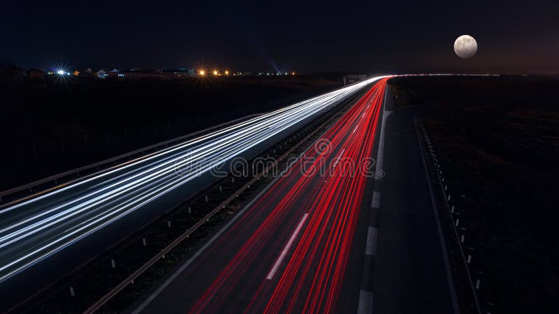 Condução rápida na estrada na noite da Lua cheia fotos de stock Condução rápida na estrada na noite da Lua cheia fotos de stock
