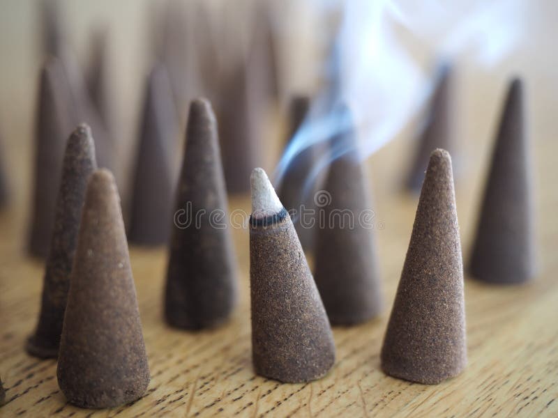 Cone de fumo do incenso imagem de stock royalty free Cone de fumo do incenso imagem de stock royalty free